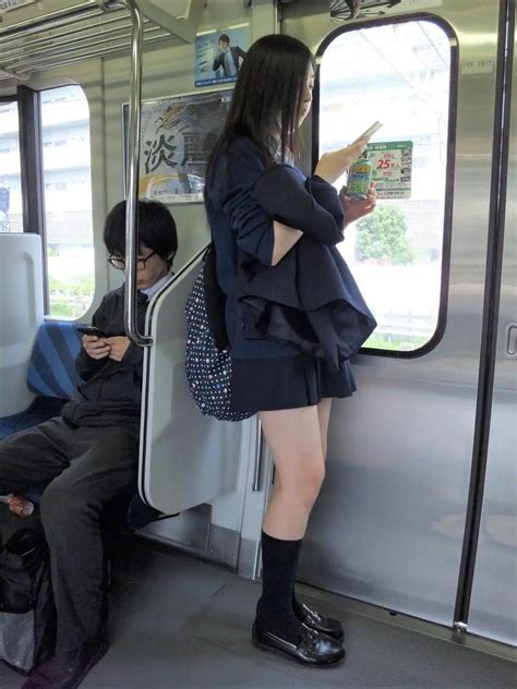 Jk 電車とバスに乗る2人のかわいい女子高生を逆さ撮り ぶるぶる .